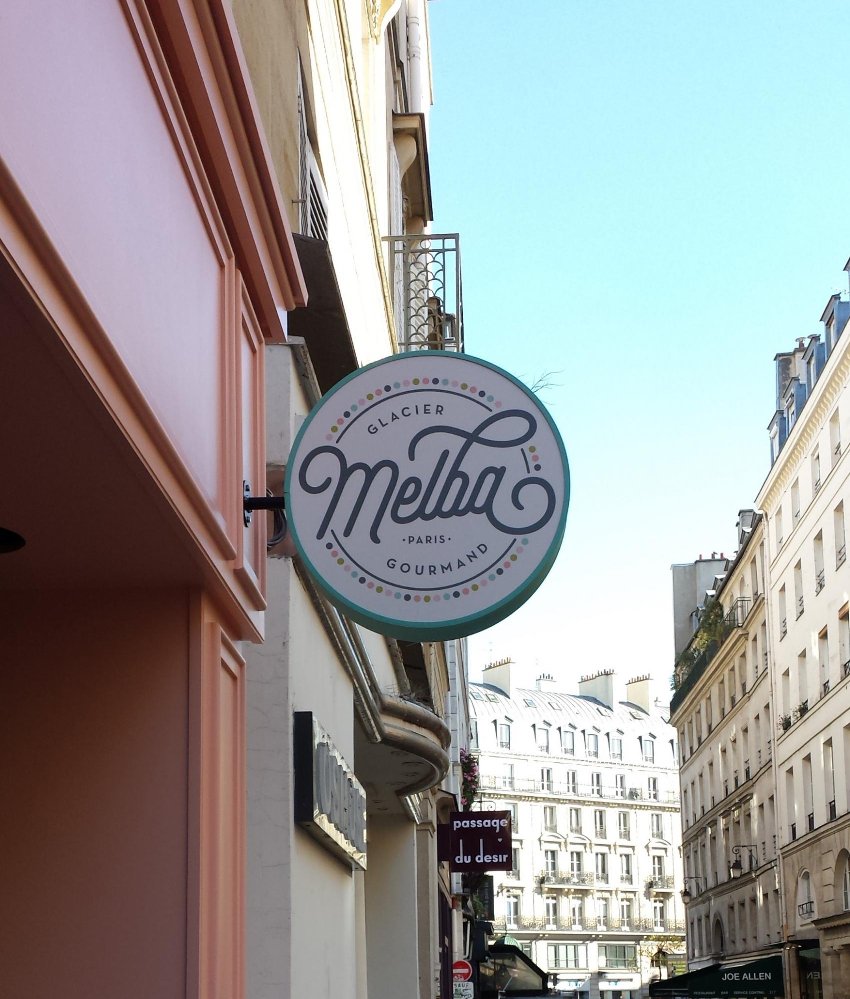 Enseigne drapeau, PMMA en façade et impression numérique sur vinyle