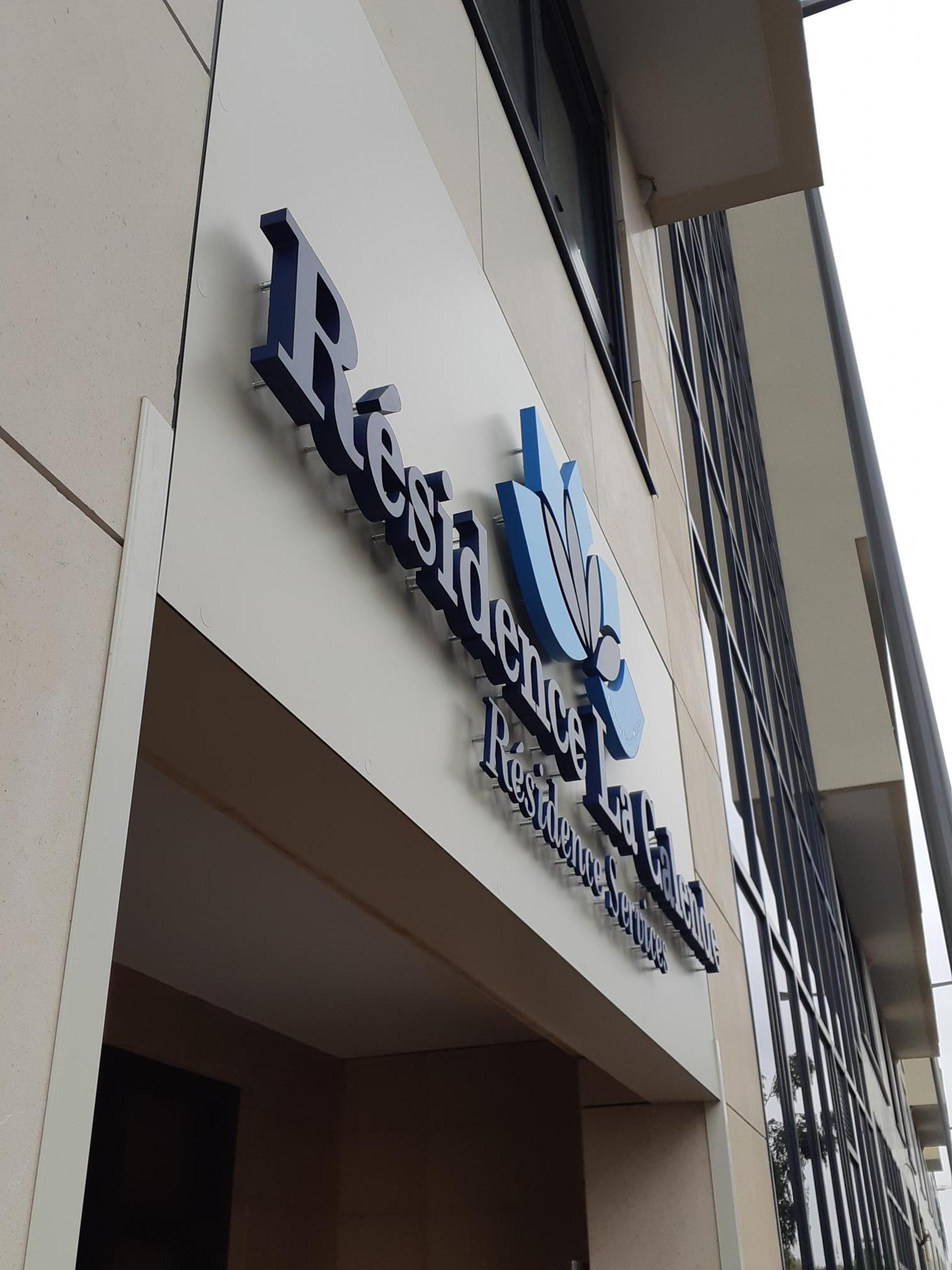 Lettres découpées PVC sur entretoises