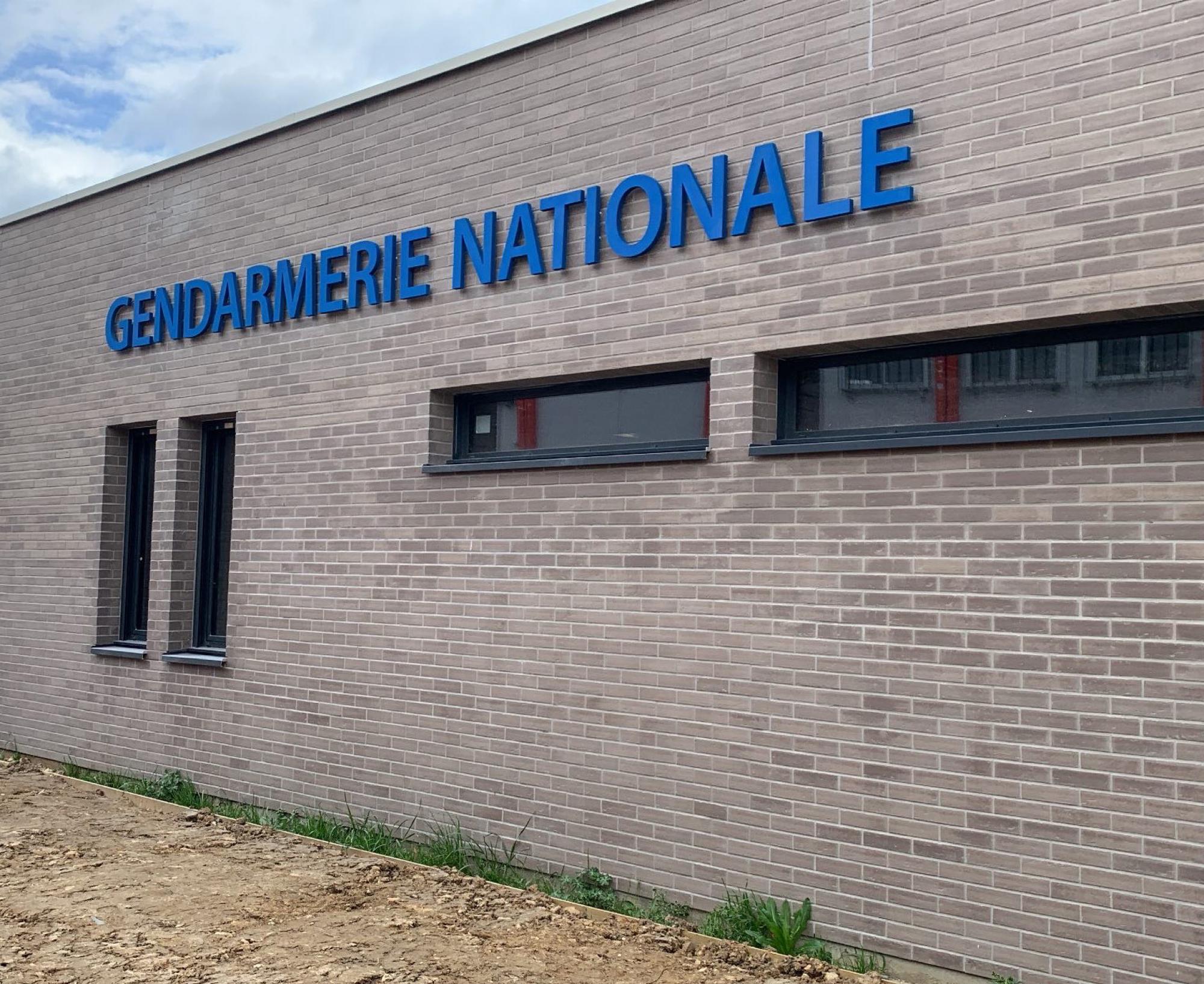 Lettres découpées en PVC, peintes selon charte graphique